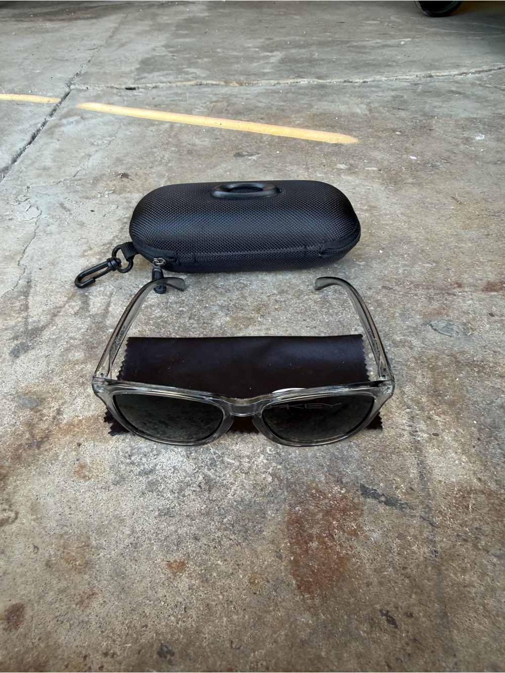 Oakley Frogskin Sunglasses Black Polar Lens Crystal Clear Black Frame - Picture 2 of 3